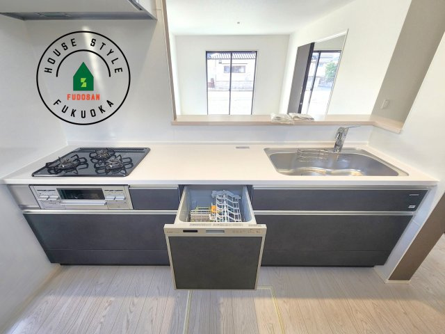 糟屋郡宇美町とびたけ1丁目第1-2棟（1号棟）の内観：施工例|キッチン。グリル・食器洗い乾燥機・浄水器も完備。