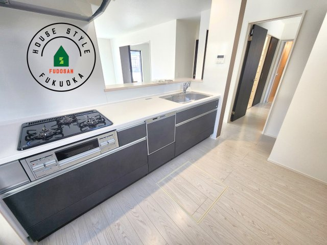 糟屋郡宇美町とびたけ1丁目第1-2棟（1号棟）の内観：施工例|ダイニングテーブルへの配膳がラクラク、お料理はかどるカウンター付きシステムキッチン！