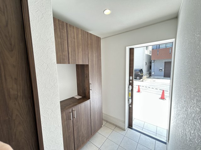 明石市材木町新築戸建の玄関