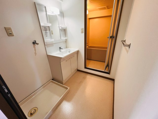 グリーンフォレストの洗面所|脱衣スペースもあります♪