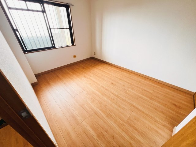 グリーンフォレストの洋室|5.4帖の洋室です