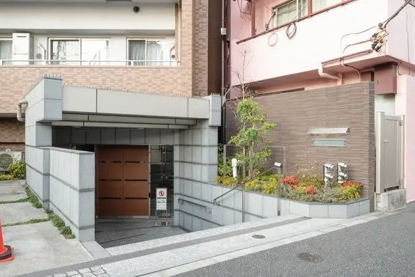 文京区本駒込５丁目の中古マンションのエントランス