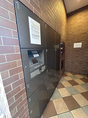 【その他共用部分】 | ライオンズステーションプラザ中央林間 | 共用エントランスには宅配BOXがあるので荷物の受け取りもスムーズに♪再配達を依頼する手間が省けます☆