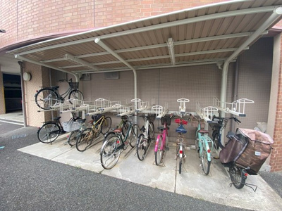 【その他共用部分】 | ライオンズステーションプラザ中央林間 | 屋根付きの駐輪場があるので雨が降っても安心です☆自転車はちょっとした移動手段に便利ですよね！