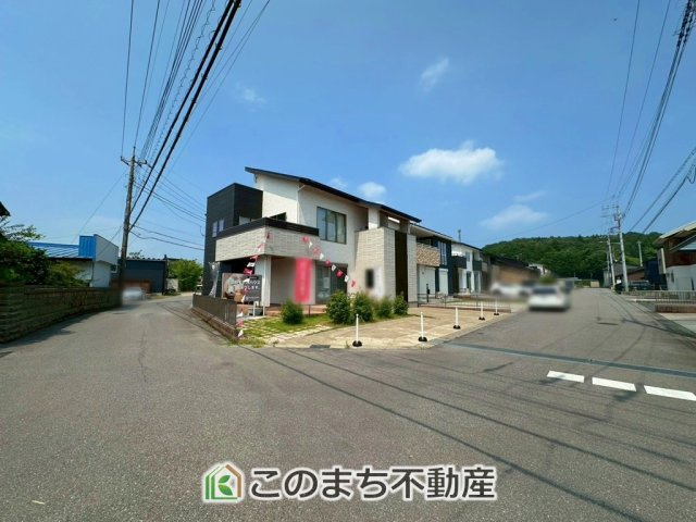 宇都宮市野沢5期　モデルハウス　27号棟の前面道路含む現地写真|前面道路は広々としてます！運転が苦手な方でもお車の出し入れ簡単で安心です☆
