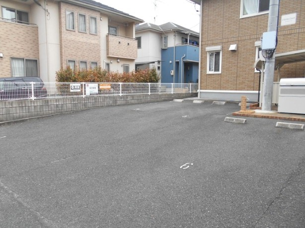 シャルムコートの駐車場