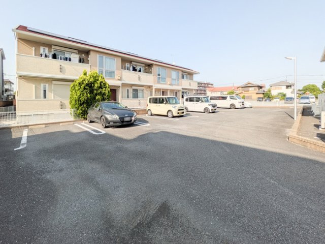 ハウスオブシャインの駐車場