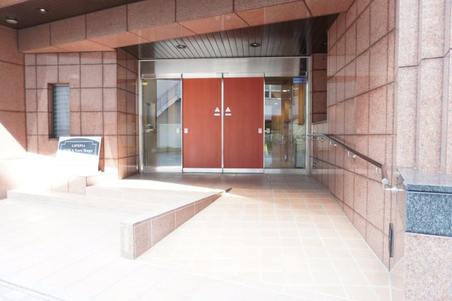 ライフピア草加ヴェールステージのエントランス