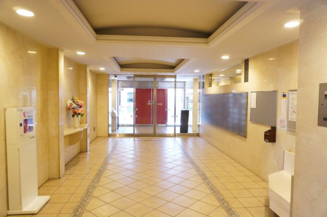 ライフピア草加ヴェールステージのエントランス