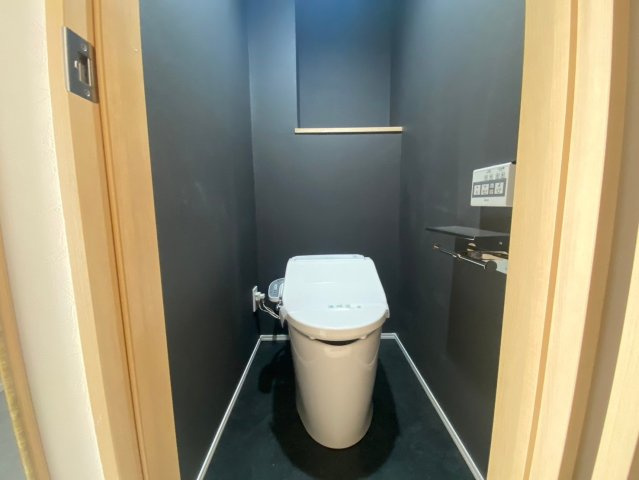 コープ野村伊丹昆陽Ａ棟のトイレ|壁リモコンで両サイドがスッキリ。多彩な機能付で清潔なトイレ空間に♪