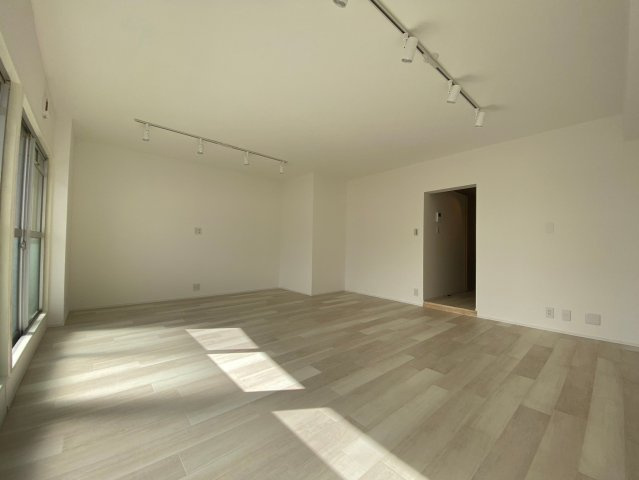 コープ野村伊丹昆陽Ａ棟の居間・リビング|木目調に統一された内装で温かみのある室内に！自然とご家族が集まり会話も弾みますね♪