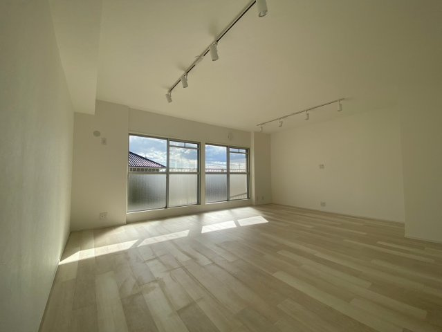 コープ野村伊丹昆陽Ａ棟の居間・リビング|南向きで日当たり良好♪明るいが差し込みます！