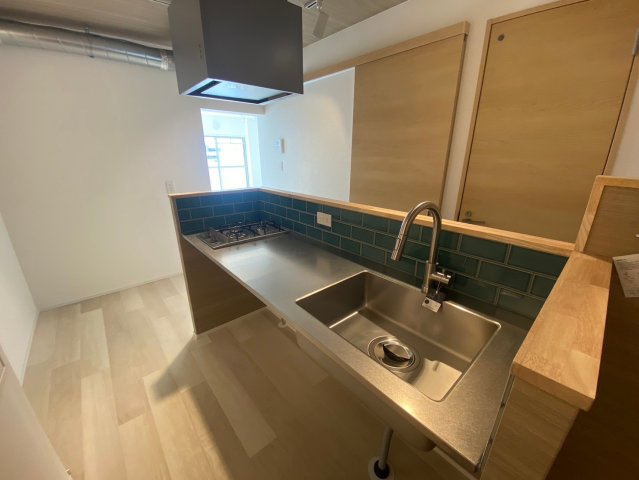 コープ野村伊丹昆陽Ａ棟のキッチン|すっきりとしたキッチンです♪調理スペースがあるので料理や作業がしやすいですね♪