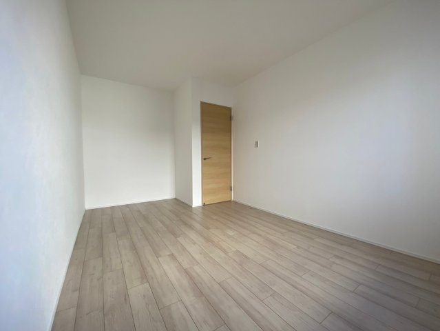 コープ野村伊丹昆陽Ａ棟の洋室|洋室７.１帖
家具の配置もしやすい長方形のお部屋です♪