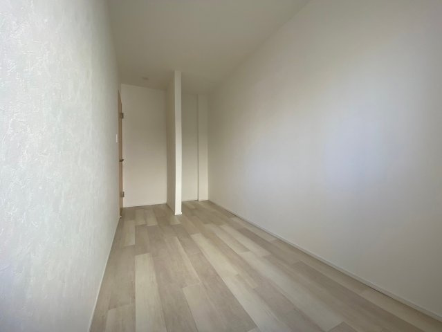 コープ野村伊丹昆陽Ａ棟の洋室|洋室５.２帖
オシャレなフローリング♪白基調の明るいお部屋です！