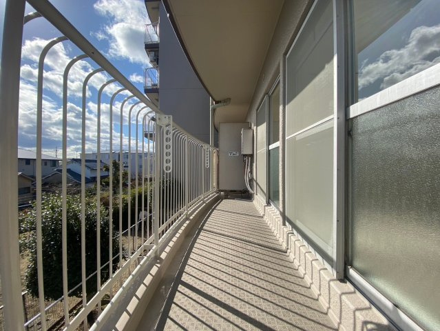コープ野村伊丹昆陽Ａ棟のバルコニー|洗濯物はもちろん、お布団まで干せるほど十分な広さのバルコニーがあり、天気の良い日には便利に活用♪