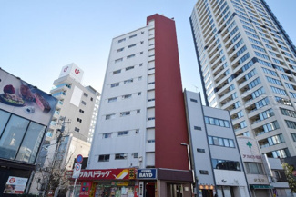 【外観】 | 青空によく映える建物です。手入れの行き届いた外壁やマンション正面エントランスなど、綺麗な姿をぜひ一度、現地にてご覧ください。～即日のご見学可能～　お問合せはお気軽にどうぞ。
