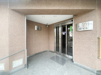 【エントランス】 | マンションの正面エントランス。出入りする人間を癒してくれるマンション入り口であり、その建物の「顔」でもあります。～即日のご見学可能～　お問合せはお気軽にどうぞ。
