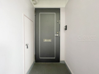 【その他共用部分】 | 皆様をお迎えする、お部屋の玄関ドア。開けやすさや開放角度、ドアノブの操作しやすさや鍵の形状などを、現地で一度ご確認ください。～即日のご見学可能～　お問合せはお気軽にどうぞ。