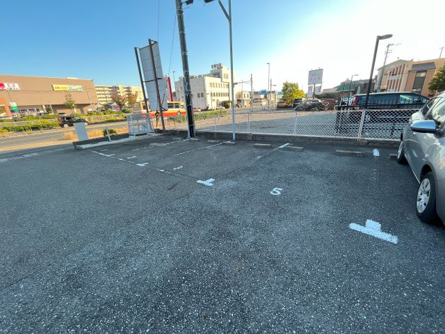 シャトレ手柄の駐車場