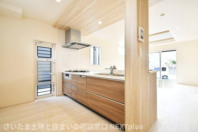 桶川市上日出谷南3丁目全2棟　1号棟のキッチン|奥行きも横幅も広さがありますので、2人でお料理しても動きやすいゆったり空間です！カウンターキッチンはお料理をしながら家族の様子が見え、会話も弾むので人気な設備！勝手口があるのもポイントです◎