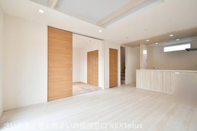 桶川市上日出谷南3丁目全2棟　1号棟の居間・リビング|LDK16帖：縦長の広々空間です！カウンターキッチンの前にはダイニングテーブルを置き、奥にソファーやテレビを置く事で、ダイニング空間とリビング空間を分ける事ができ、生活にメリハリがつきます！