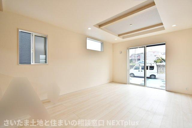 桶川市上日出谷南3丁目全2棟　1号棟の居間・リビング|LDK16帖：南向きのリビングは明るく、自然とご家族が集まる空間になります。折り上げ天井が開放感をプラスしています。ご家族とご友人を招いてもゆとりのあるスペースなので、ホームパーティーも開けます！