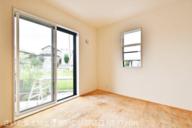 桶川市上日出谷南3丁目全2棟　1号棟の和室|和室4.5帖：南西側と北西側の2面採光の和室です。琉球畳がモダンで美しいです！ご家族、ゲストの寝室の他、リビング続き間でキッチンからも見えますので、お子様の遊び場、お昼寝スペースにも重宝します◎