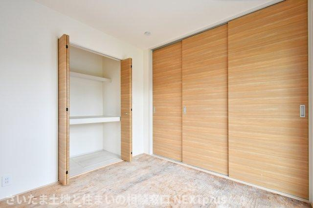 桶川市上日出谷南3丁目全2棟　1号棟の和室|和室4.5帖：押入タイプの収納ですので、収納力も高く来客用の寝具もそのまま収納出来ます！畳ですので、フローリングより暖かく柔らかい為、寝る人にも優しいお部屋となっております。畳は癒しの効果もあります。