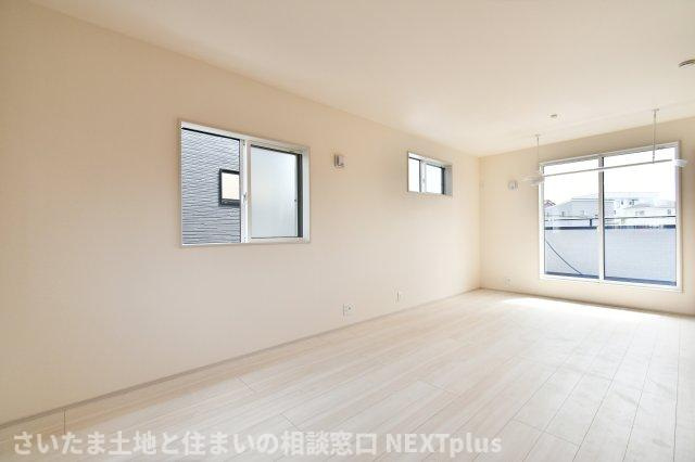 桶川市上日出谷南3丁目全2棟　1号棟の洋室|洋室①10.2帖：南向きの大きな窓からはバルコニーに出られます。バルコニーは2部屋から出入り可能なため、家事動線が良いです◎室内物干し竿付きで、急な雨で取り込んだ洗濯物もすぐにかけられ家事ラクです！