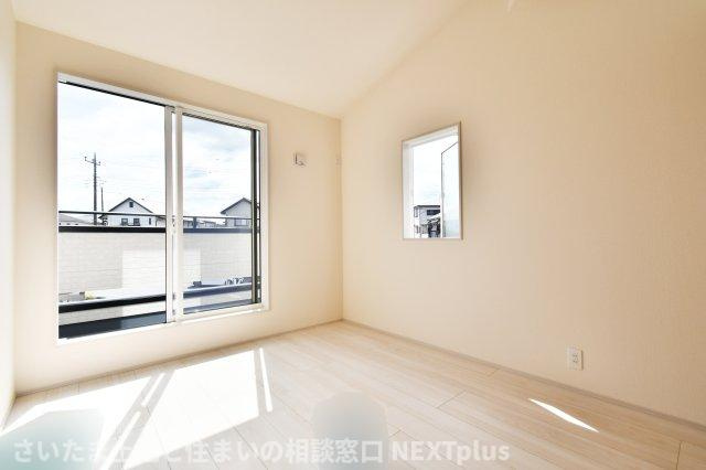 桶川市上日出谷南3丁目全2棟　1号棟の洋室|洋室②5帖：南向きの大きな窓からは、たっぷりとあたたかい光が入ります。西側にも窓があることで風通しも良く換気がしやすいので、いつも気持ちの良い空気で過ごせます◎勾配天井のため空間が広く感じられますよ！