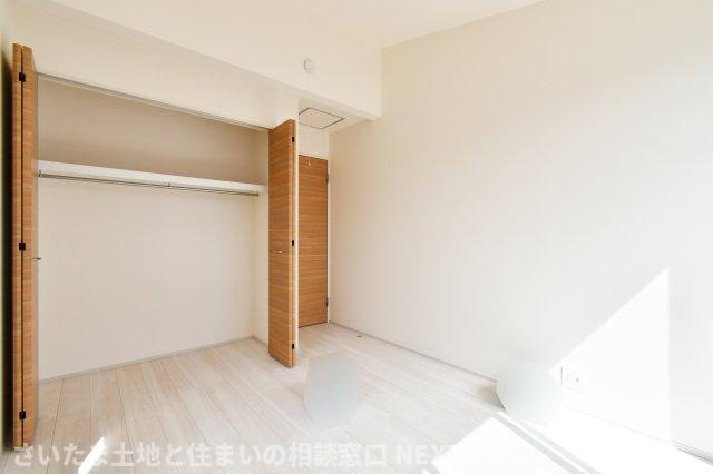 桶川市上日出谷南3丁目全2棟　1号棟の洋室|洋室②5帖：クローゼットにはハンガーパイプがついているのでかけるだけの収納ができ、家事ラク＆家事の時短になります◎上下にセパレートされているのも、デットスペース無く収納しやすいポイントですね◎