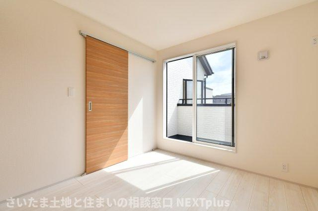 桶川市上日出谷南3丁目全2棟　1号棟の洋室|洋室③5.2帖：小バルコニーに出られるお部屋です。白基調のお部屋はシンプルなのでレイアウトがしやすいです◎ベットと勉強机を置いてもゆとりのある広さなので、お子様の一人部屋にもおすすめです！