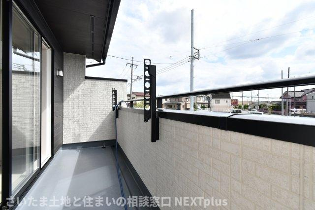 桶川市上日出谷南3丁目全2棟　1号棟のバルコニー|難しいイメージの住宅ローンは経験スタッフが丁寧にお手伝いしますのでご安心下さい。「家を買って終わり」ではなく、「買ってからがスタート」と考え、一人ひとりにあった資金計画やプランをご提案致します！