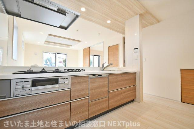 桶川市上日出谷南3丁目全2棟　1号棟のキッチン|家事ラク＆時短が魅力の食洗器付きのシステムキッチン。面倒な洗い物、苦手な洗い物、時間がない時の洗い物etc.　食洗器に頼ることで、自分時間や家族との時間を過ごすことができる嬉しい設備です。