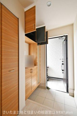 桶川市上日出谷南3丁目全2棟　1号棟の玄関|シューズボックスは上下セパレートタイプですので、季節物で上下に分けて収納する事ができます。また間のスペースには鍵を置くスペースにする事で、外出前に鍵を探すなど慌ただしさが軽減されるのでおすすめです。