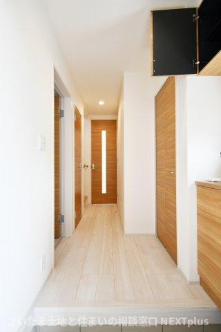 桶川市上日出谷南3丁目全2棟　1号棟の玄関|玄関は広めに設計されておりますので、お子様と並んで靴を一緒に履く事もできます！玄関ドアの正面にはリビングの扉が設置されておりますので、急な訪問で玄関を開けた際室内が見えない設計です！