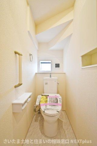 桶川市上日出谷南3丁目全2棟　1号棟のトイレ|トイレ（1F）：1・2階にある為、忙しい出発前でも取り合いにはなりません！小窓があるので、空気がこもりがちなトイレもしっかり換気ができます◎老若男女問わずみんなに優しい手すり付きです。