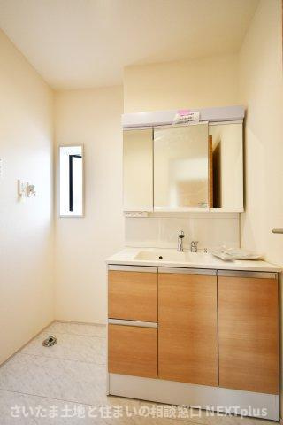 桶川市上日出谷南3丁目全2棟　1号棟の独立洗面台|三面鏡付き洗面台は朝の寝癖直しも楽々。鏡裏には歯ブラシセットやスキンケアも収納できて魅力的です！下の収納にもドライヤーや入浴グッツ、洗剤のストックなど…様々なものが収納できる便利な設備です！