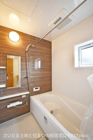 桶川市上日出谷南3丁目全2棟　1号棟の浴室|シックで上品さを感じるバスルームはまるでホテルのような仕上がり。日常から解放できる癒しの空間となります。木目がアクセントになっております！新品ですのでご入居後から気持ちよく入浴頂けます。