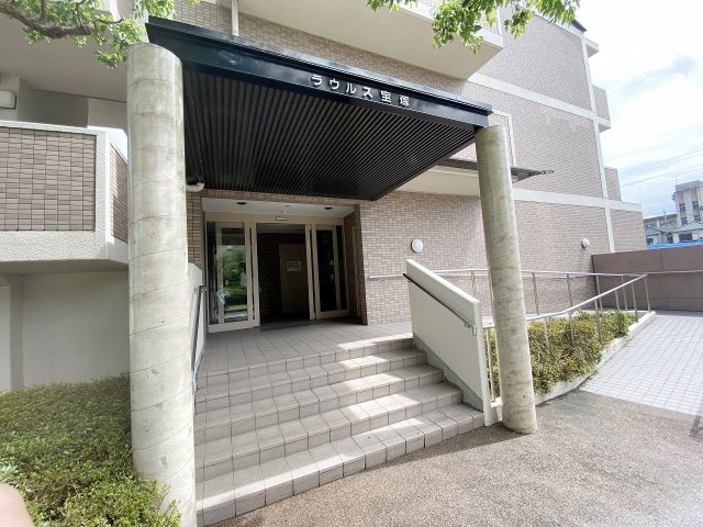 ラウルス宝塚のエントランス|清潔なエントランスです