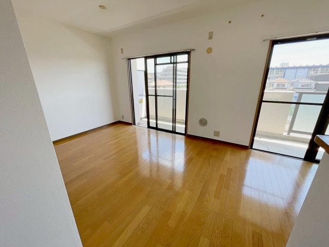 ラウルス宝塚の居間・リビング