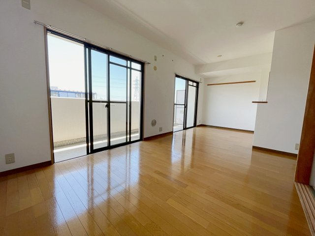 ラウルス宝塚の居間・リビング