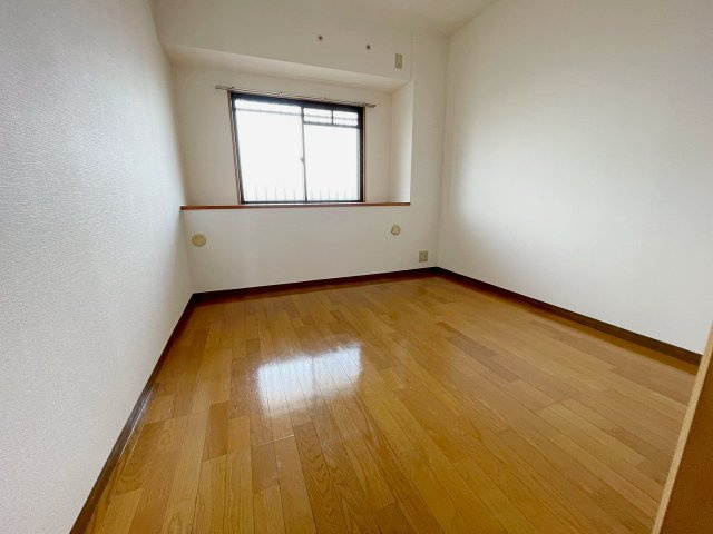 ラウルス宝塚の居間・リビング