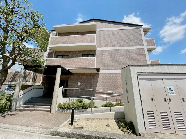 ラウルス宝塚のエントランス