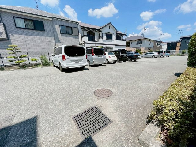 ラウルス宝塚の駐車場