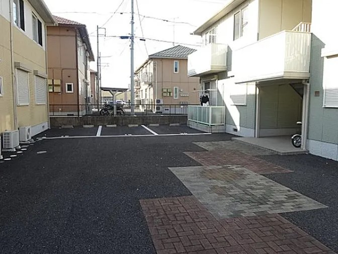 藤栄三番館の駐車場