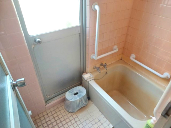 売中古戸建　静岡市葵区東1丁目の浴室|戸の窓から光が入り明るい浴室です。入浴後は扉を開けて自然換気をすることで、湿気を逃し、カビや結露の発生を抑制できます。﻿手すりがついてバリアフリーな浴室。