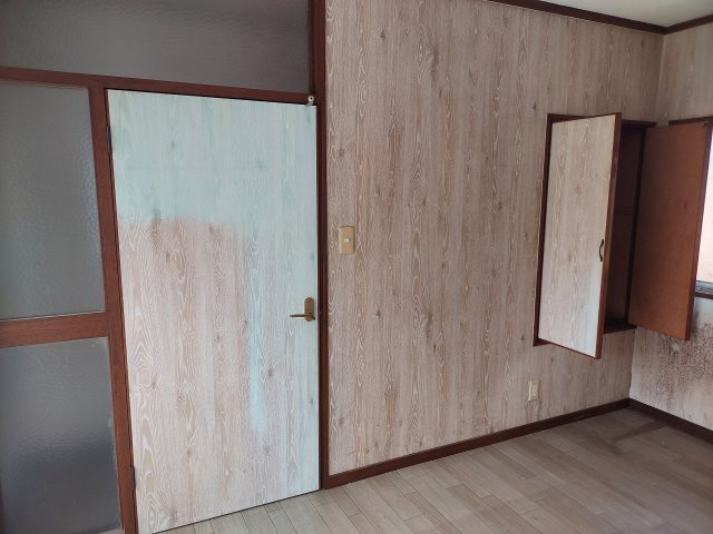 売中古戸建　静岡市葵区東1丁目の洋室|木目調でぬくもりがある2階洋室です。収納もあります！