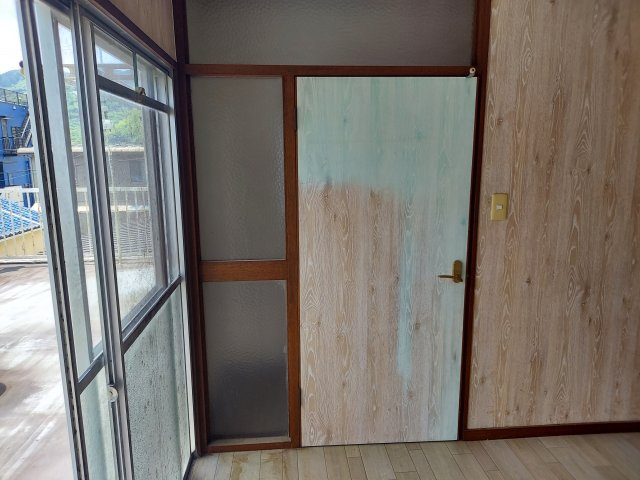 売中古戸建　静岡市葵区東1丁目の洋室|おおきなバルコニーにつながる掃き出し窓があります。窓が3面にあるので明るく開放感のあるお部屋です。